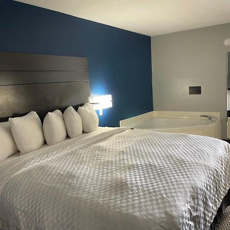 Clairmont Inn & Suites - Warren Экстерьер фото