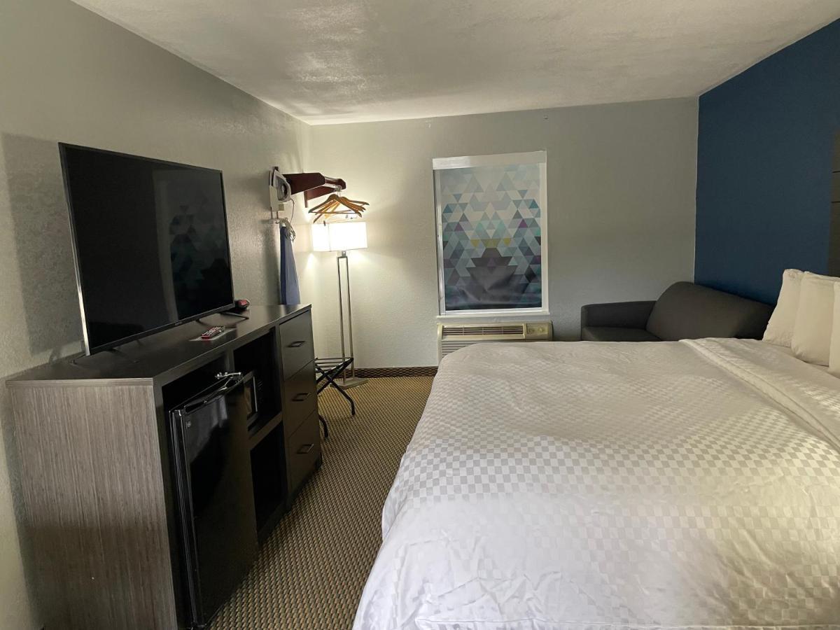 Clairmont Inn & Suites - Warren Экстерьер фото