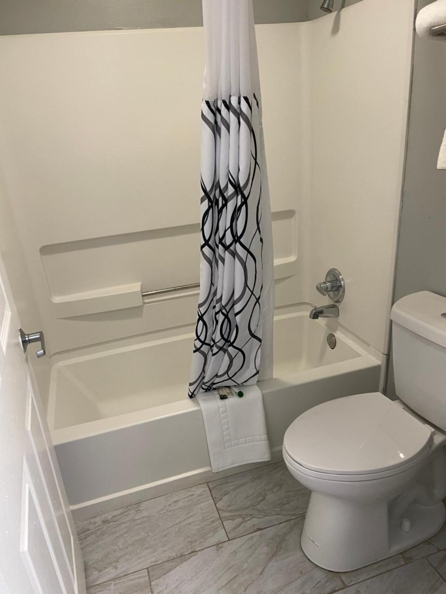 Clairmont Inn & Suites - Warren Экстерьер фото