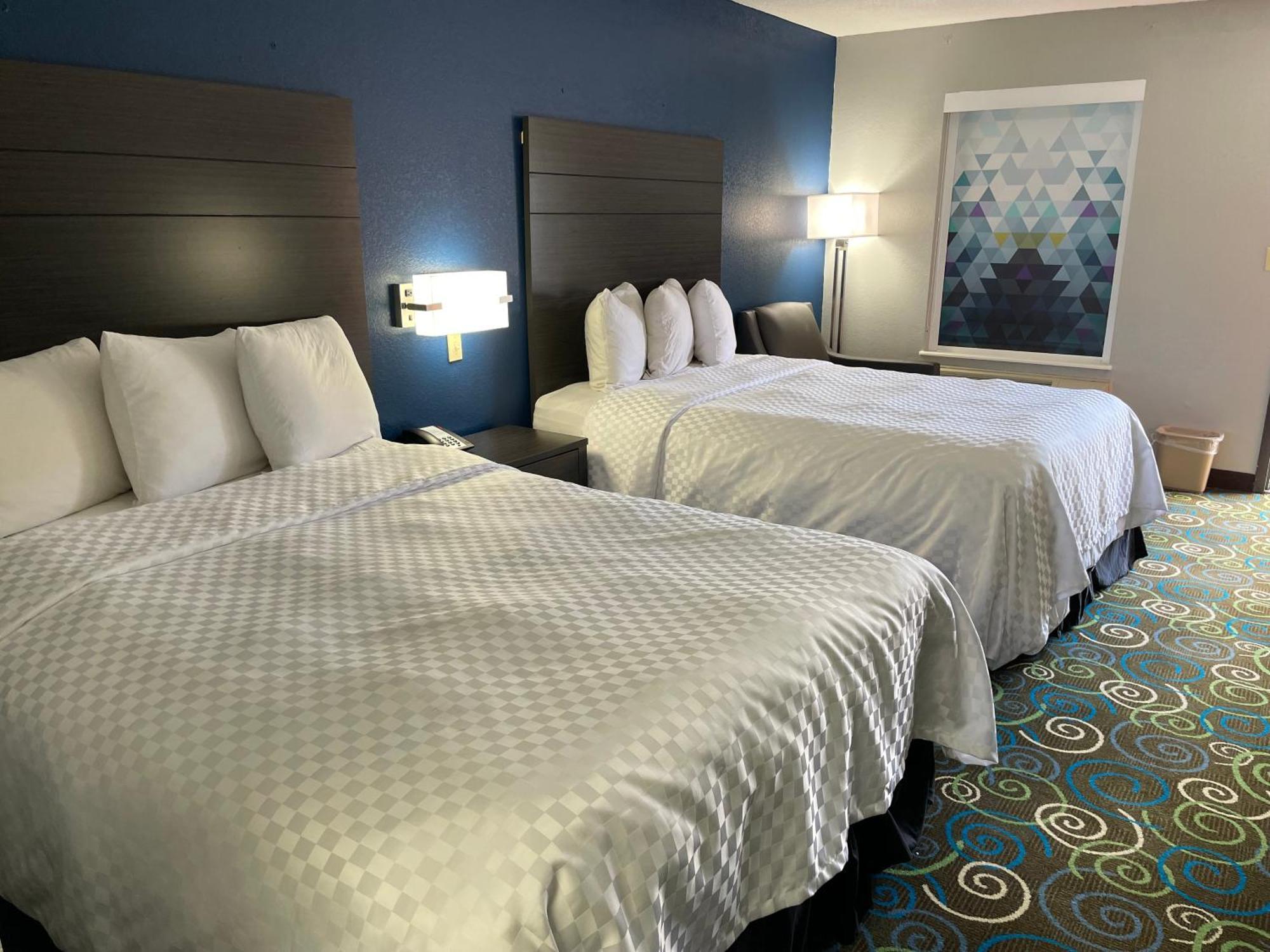 Clairmont Inn & Suites - Warren Экстерьер фото