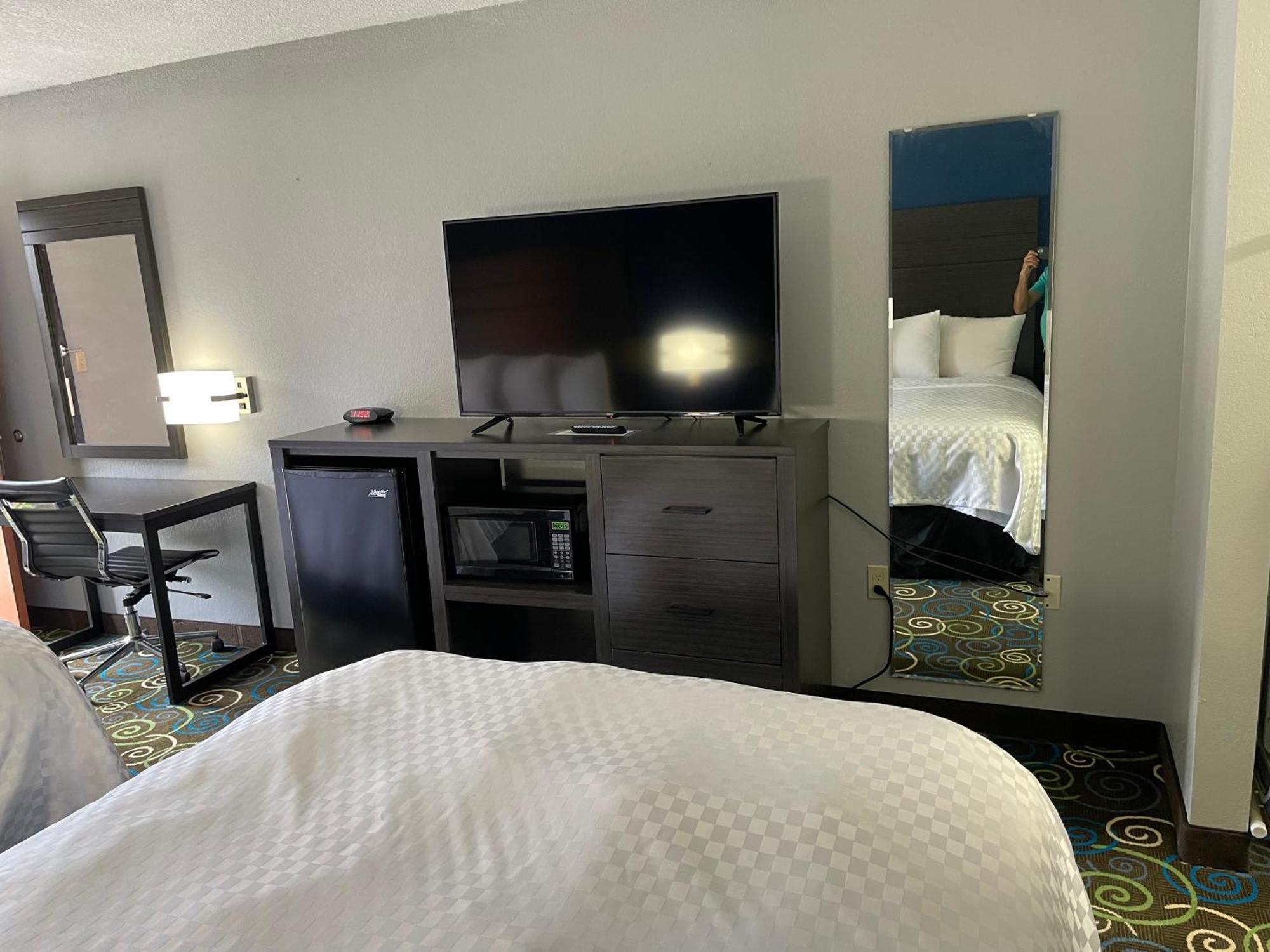 Clairmont Inn & Suites - Warren Экстерьер фото
