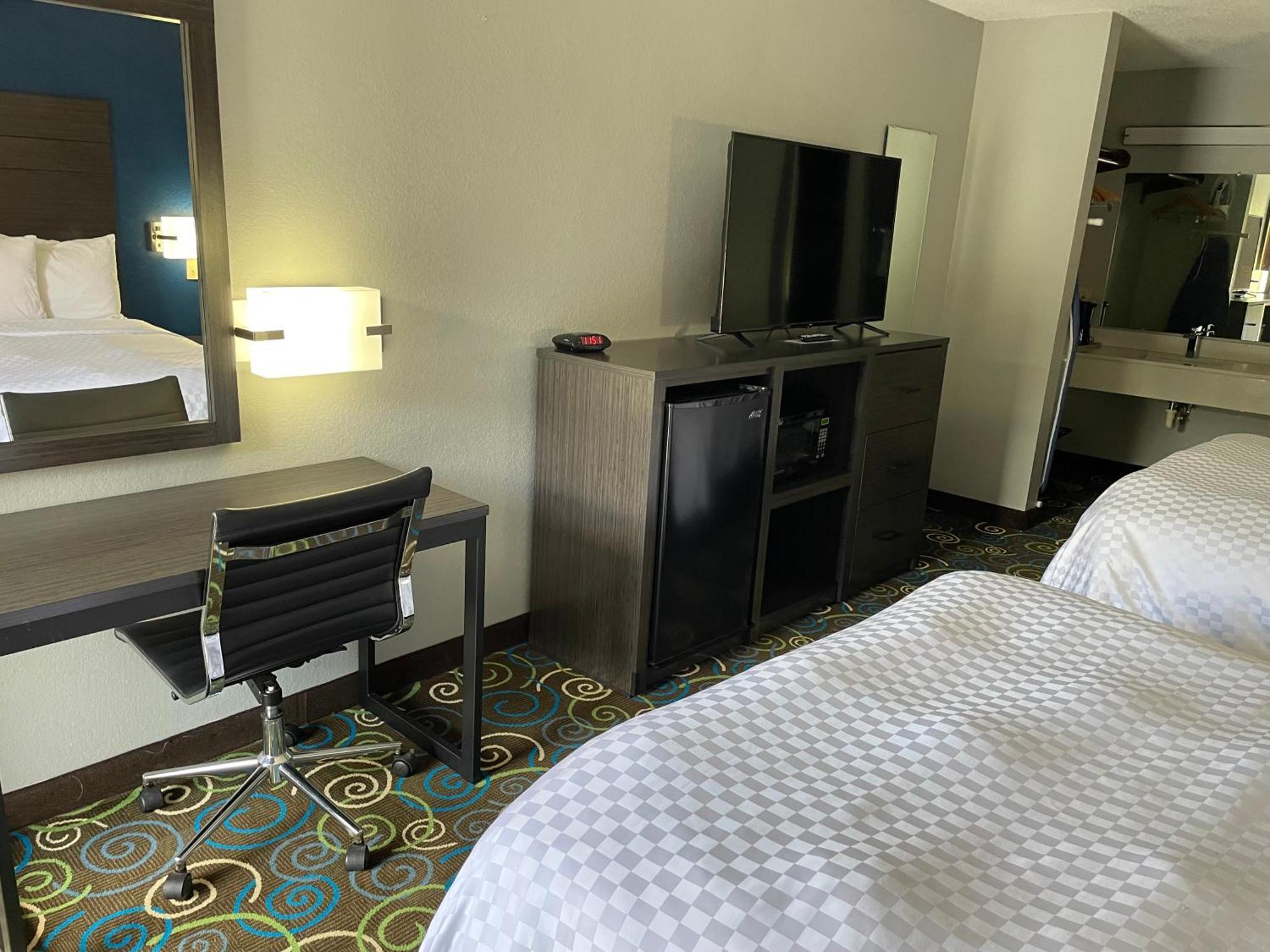 Clairmont Inn & Suites - Warren Экстерьер фото