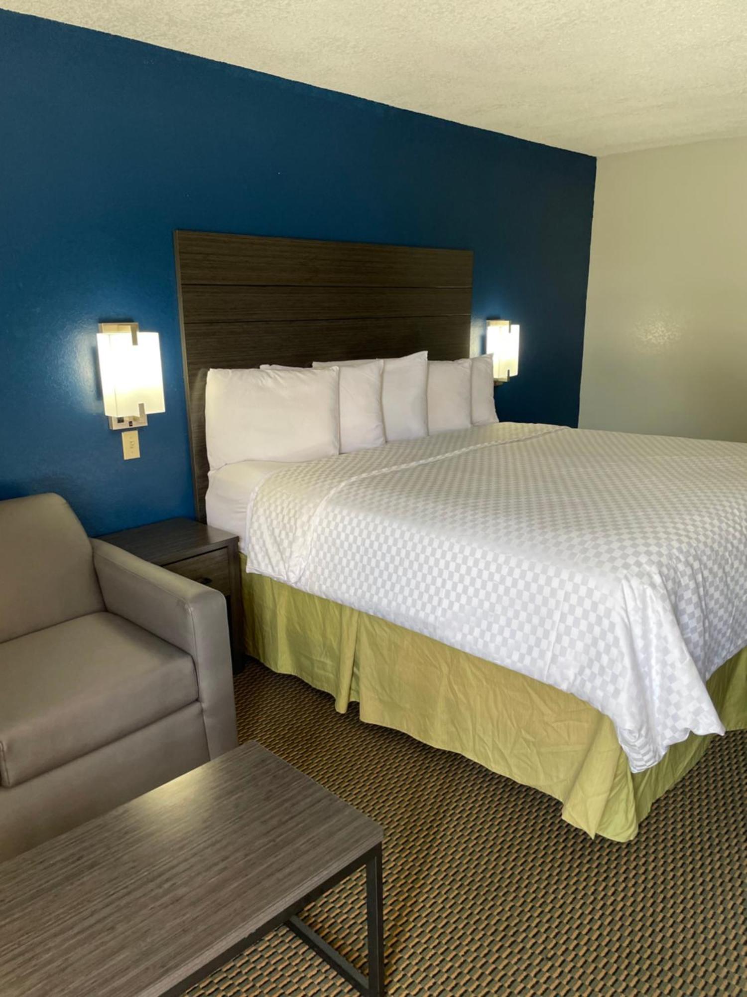 Clairmont Inn & Suites - Warren Экстерьер фото
