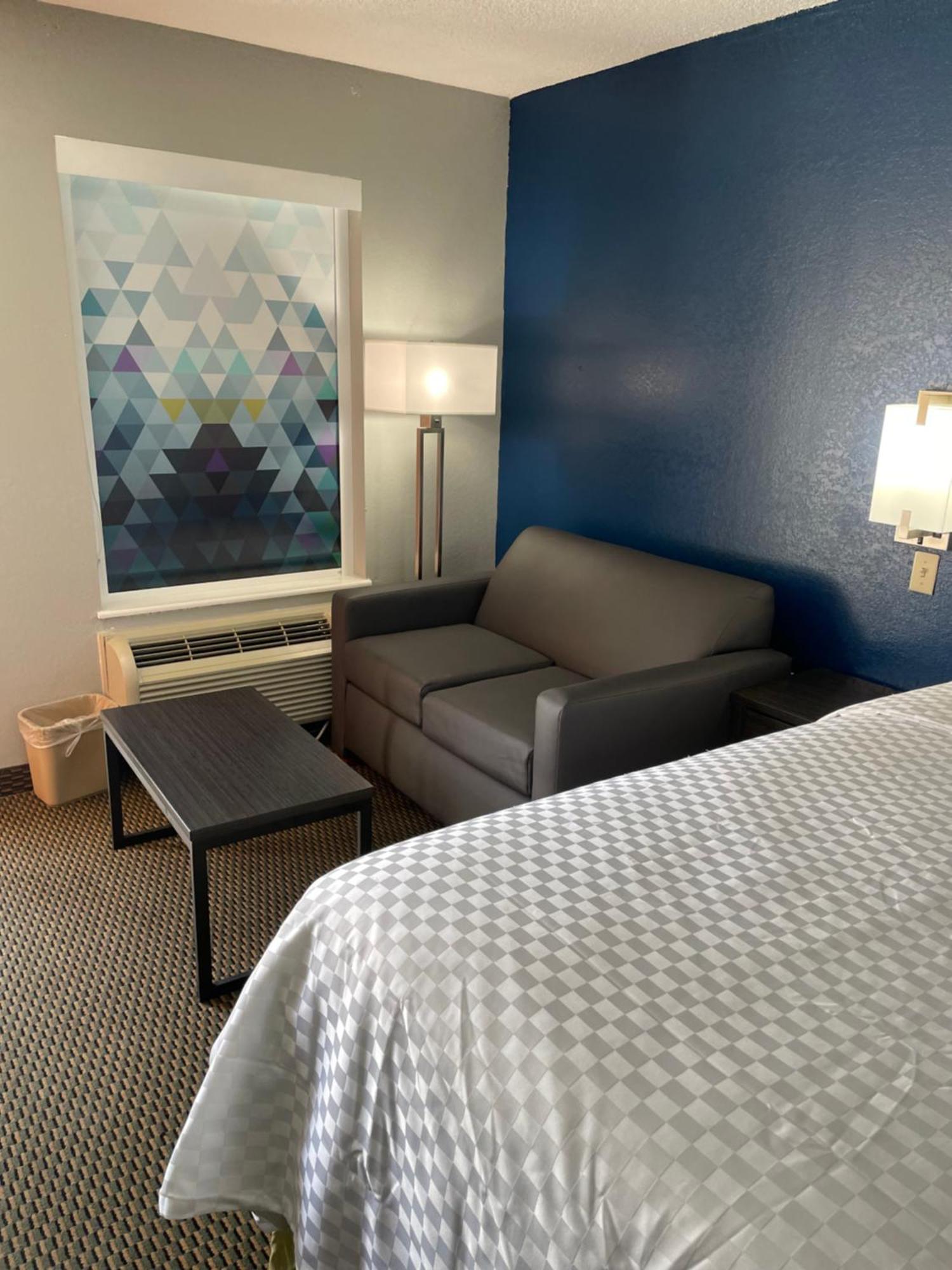 Clairmont Inn & Suites - Warren Экстерьер фото