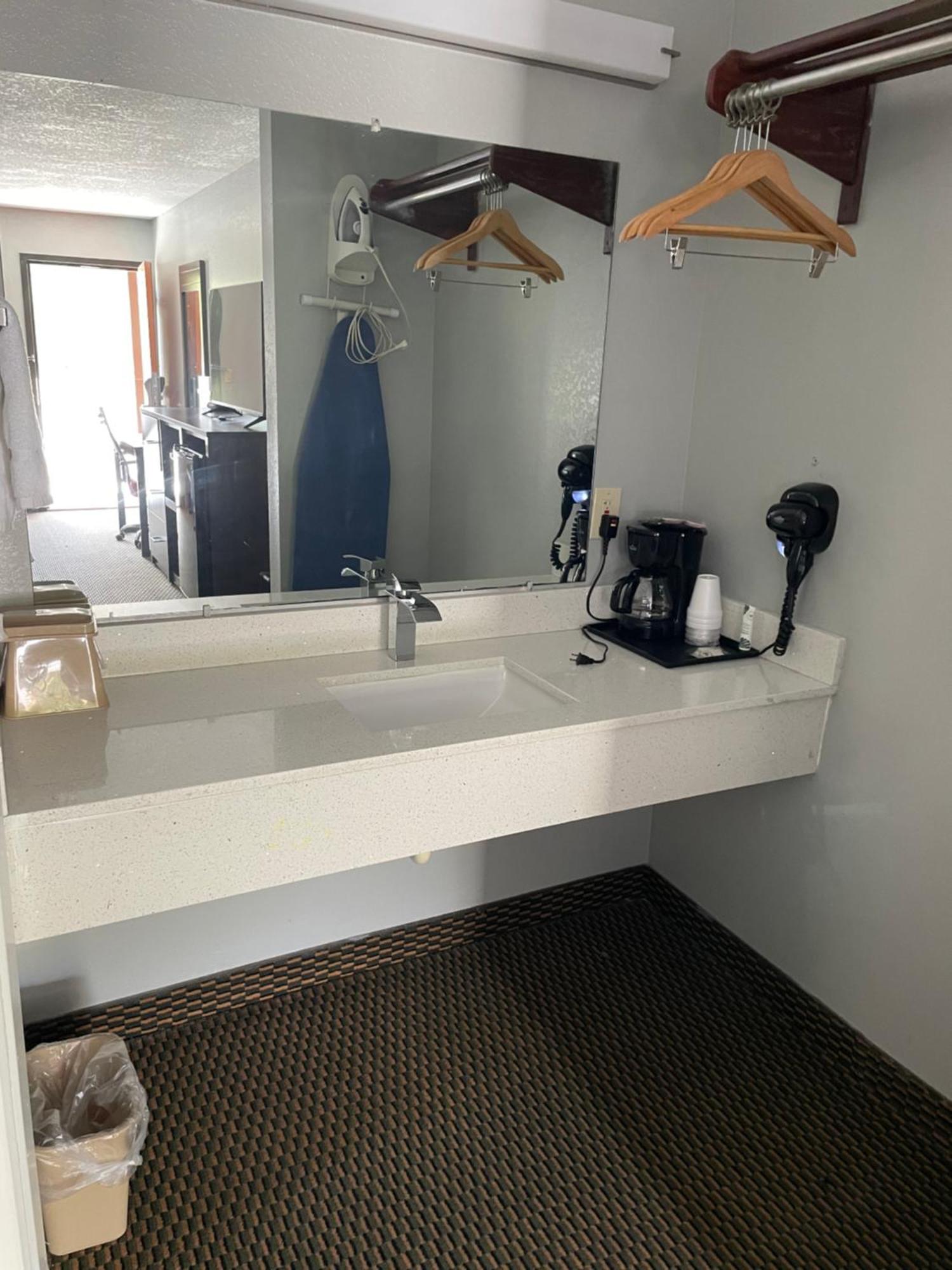 Clairmont Inn & Suites - Warren Экстерьер фото
