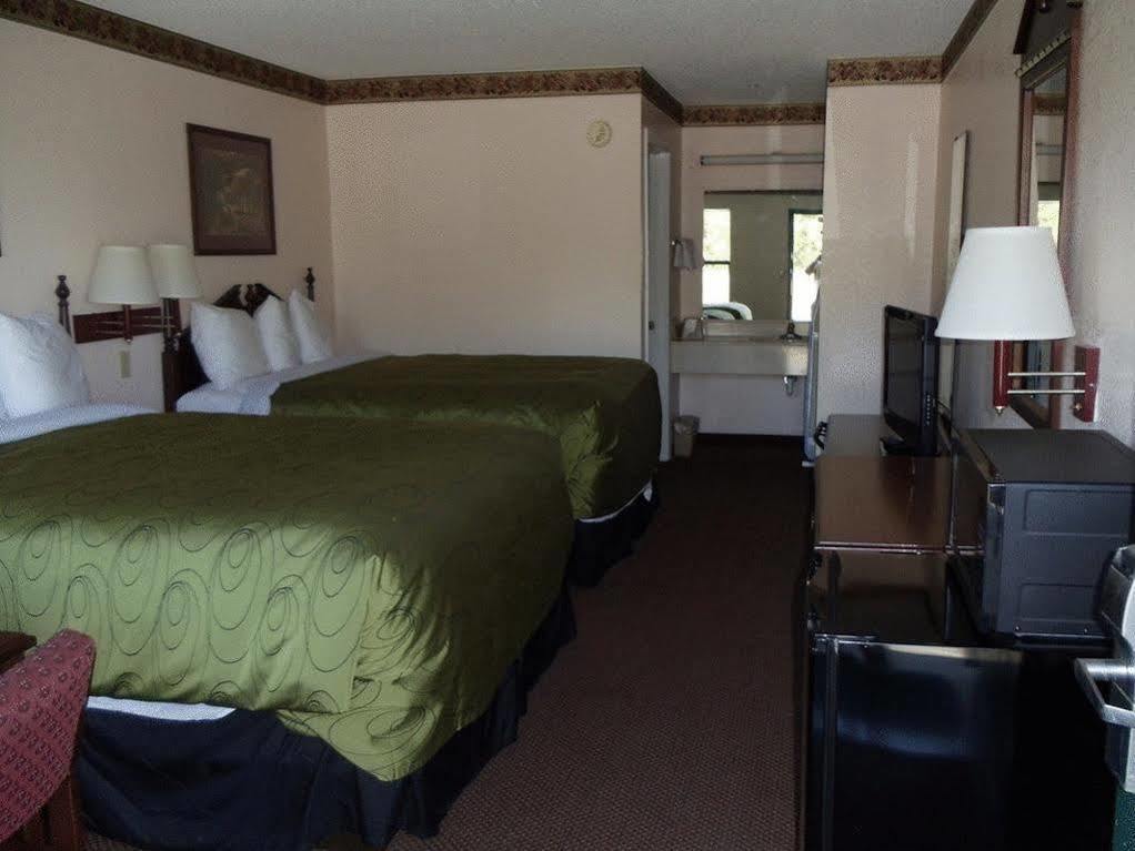 Clairmont Inn & Suites - Warren Экстерьер фото