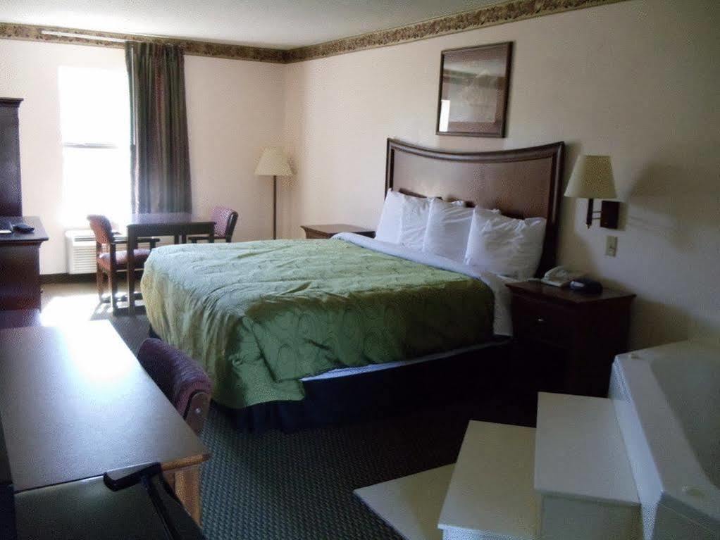 Clairmont Inn & Suites - Warren Экстерьер фото