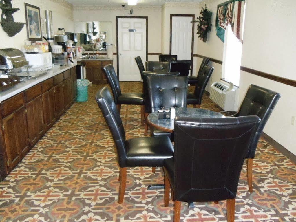 Clairmont Inn & Suites - Warren Экстерьер фото